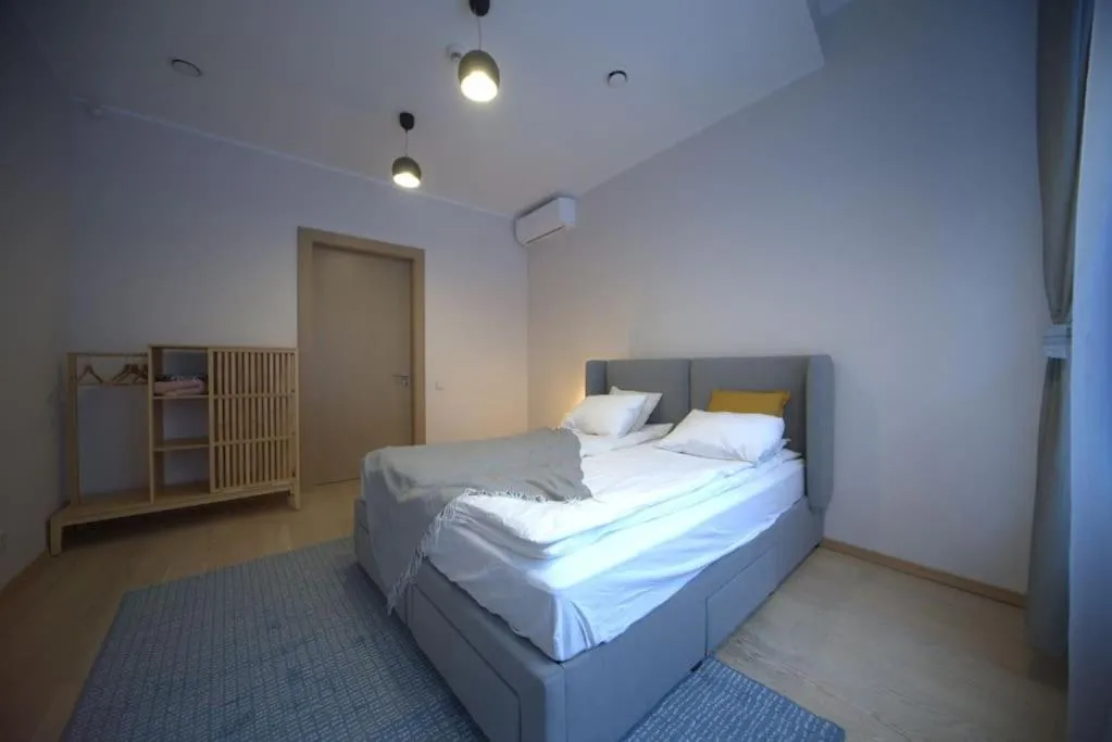 Image 1 of 3 bedroom apartment in the Old/T