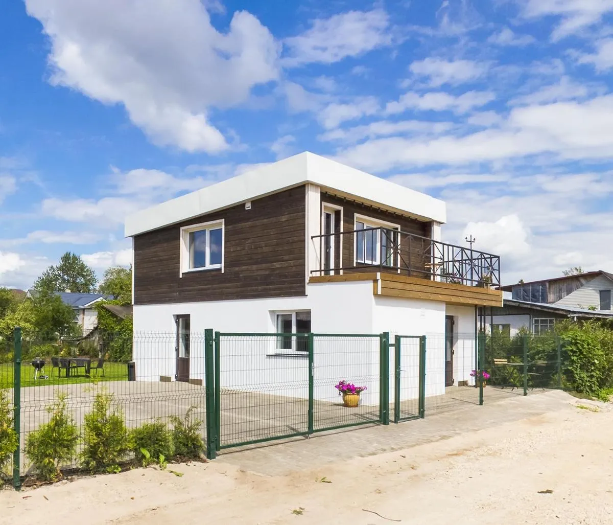 Image 1 of 4 Bedroom House with Playground, BBQ & Free Parking