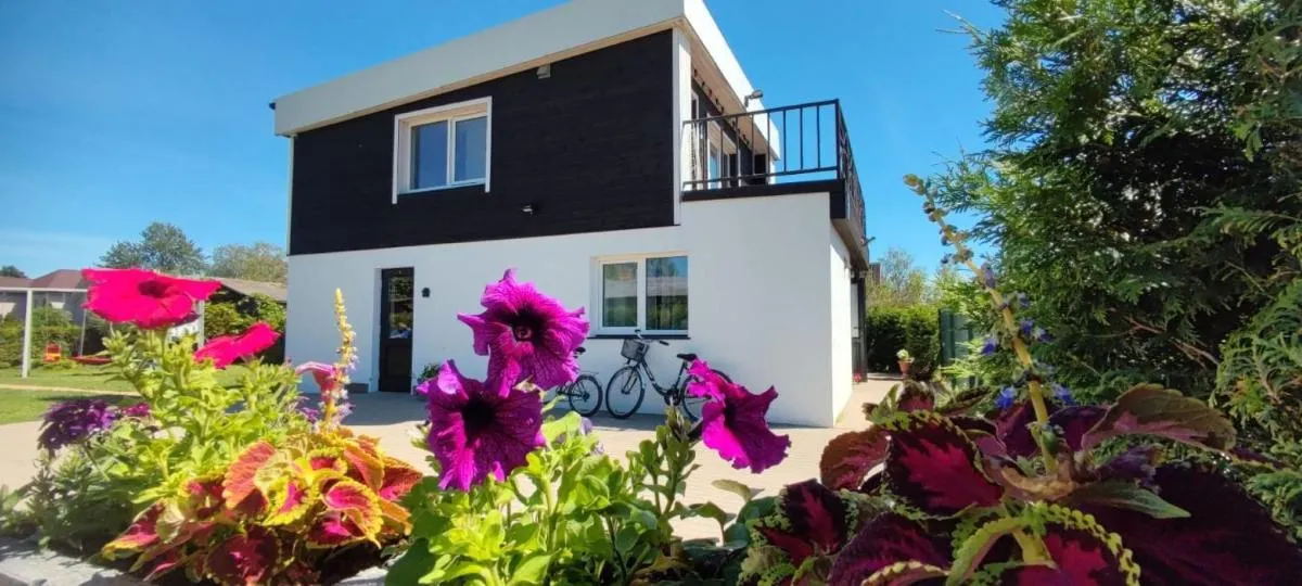 Image of 4 Bedroom House with Playground, BBQ & Free Parking