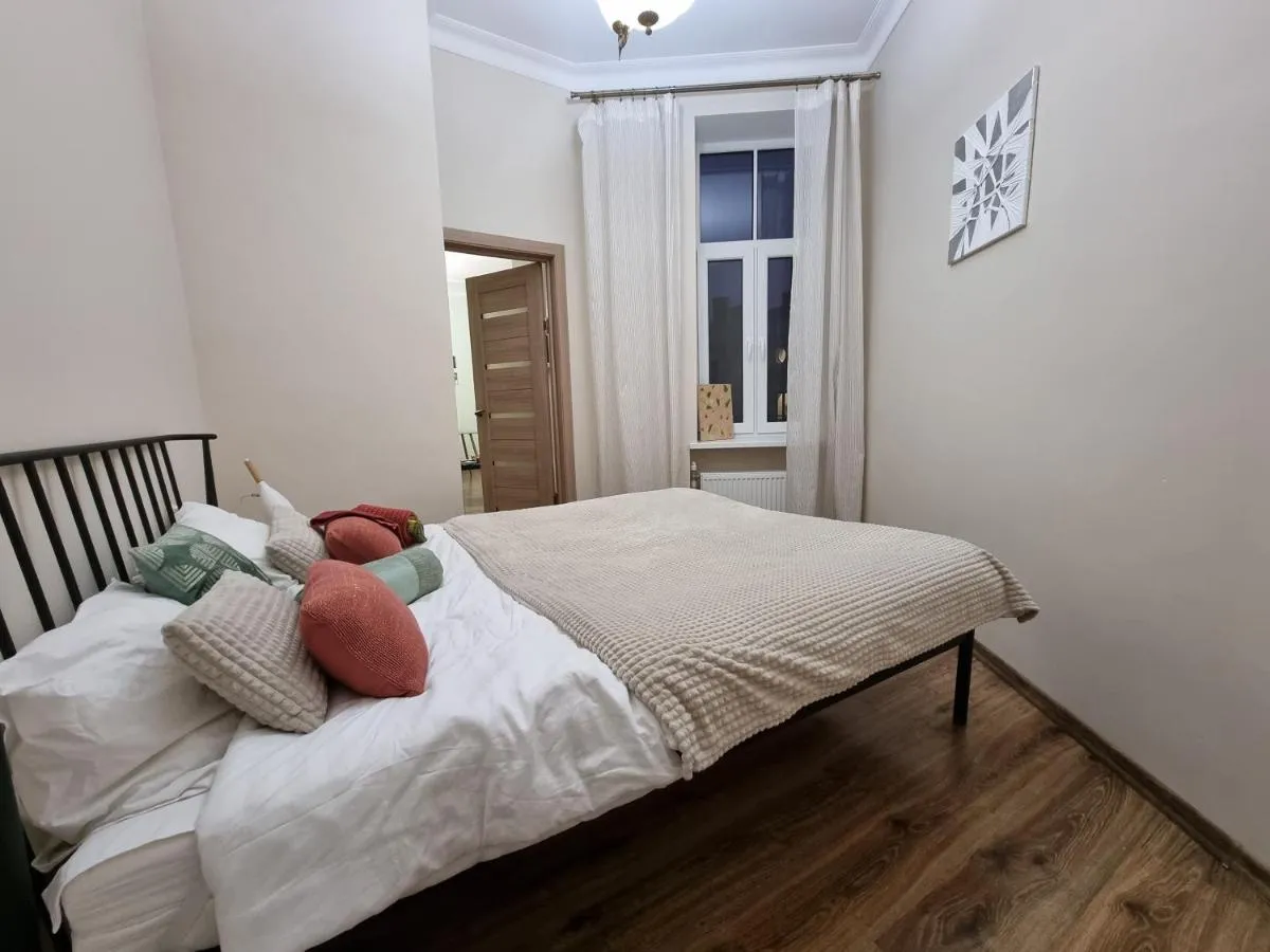Image 6 of Art Deco One-Bedroom Suite in Library House with Free 5G WiFi