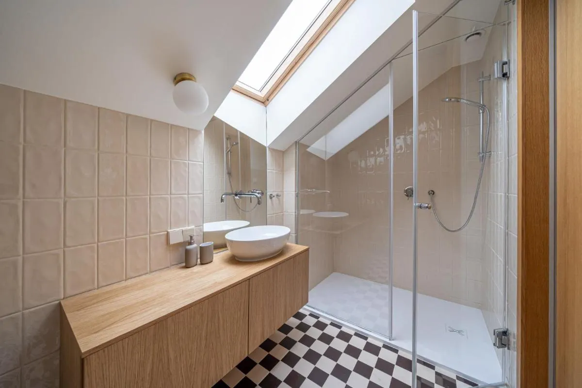Image 2 of Bright Designer Apartment In City Centre