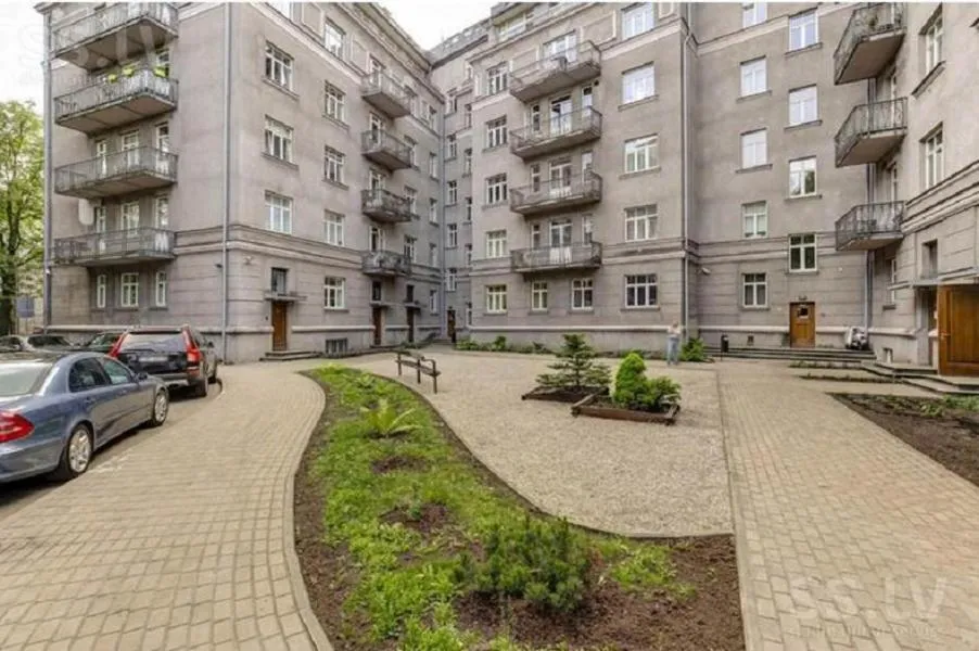 Image 5 of Central 2-level Penthouse with Terrace and free parking