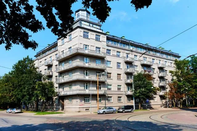 Image 2 of Central 2-level Penthouse with Terrace and free parking