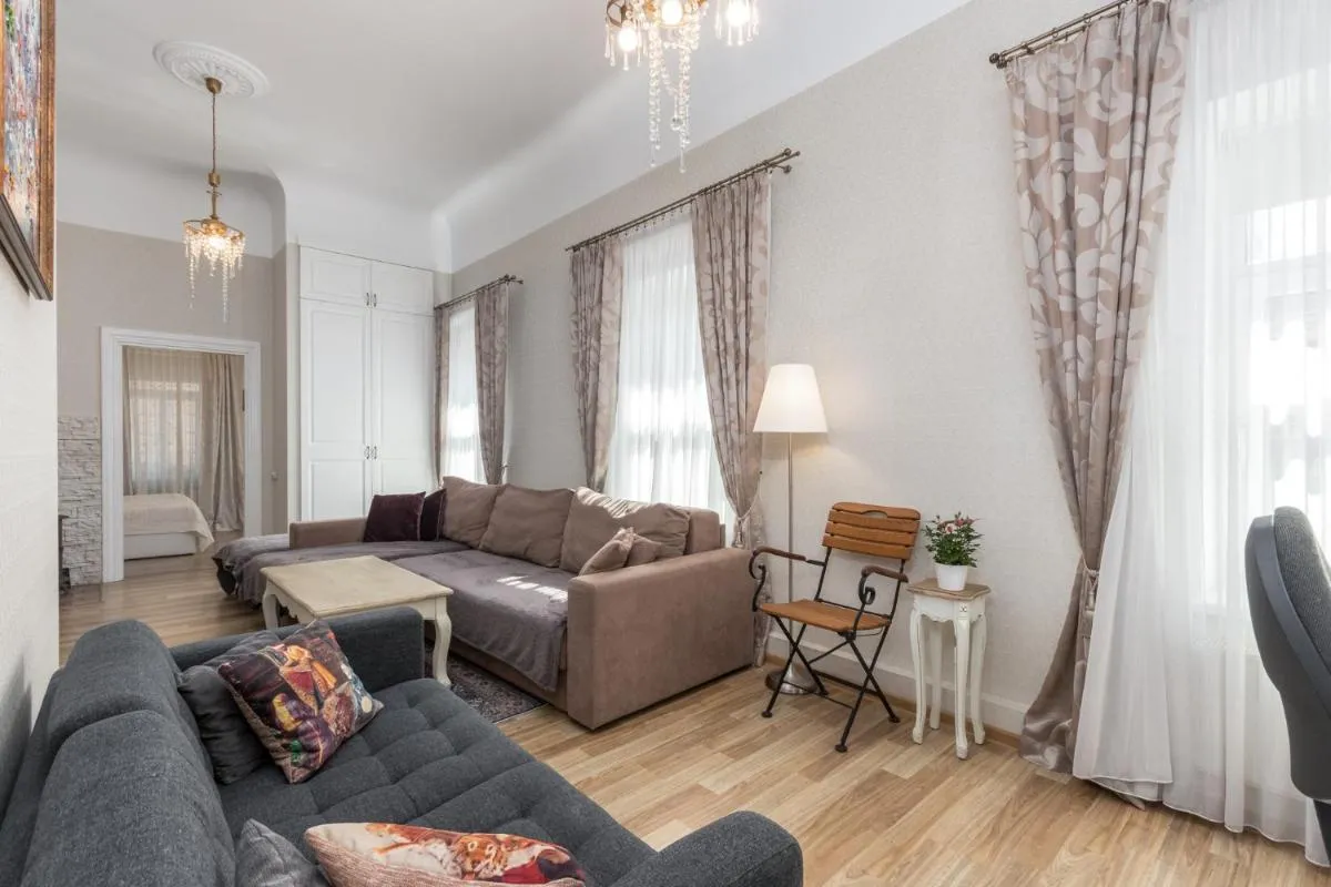 Image 1 of Central, Spacious, Elegant Apartment – Free Private Parking!