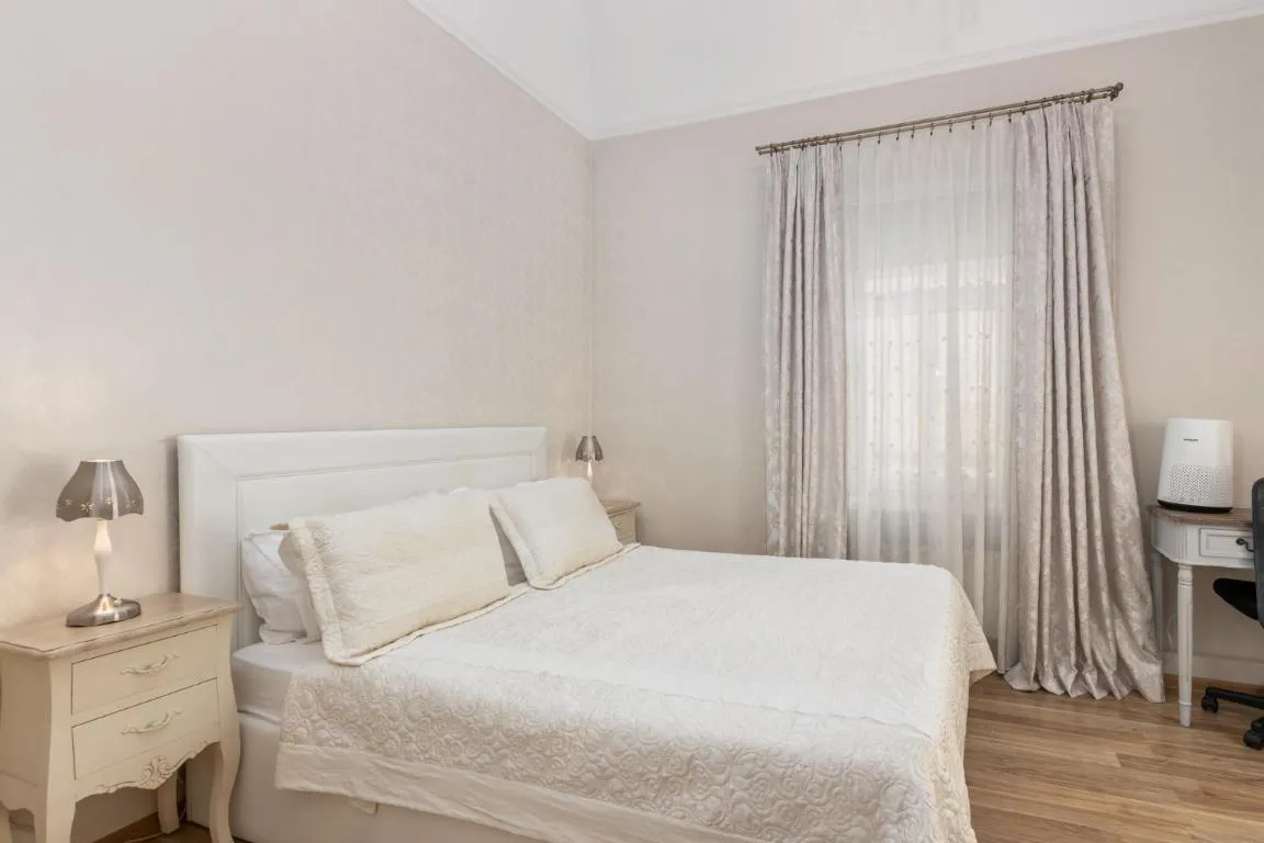 Image of Central, Spacious, Elegant Apartment – Free Private Parking!