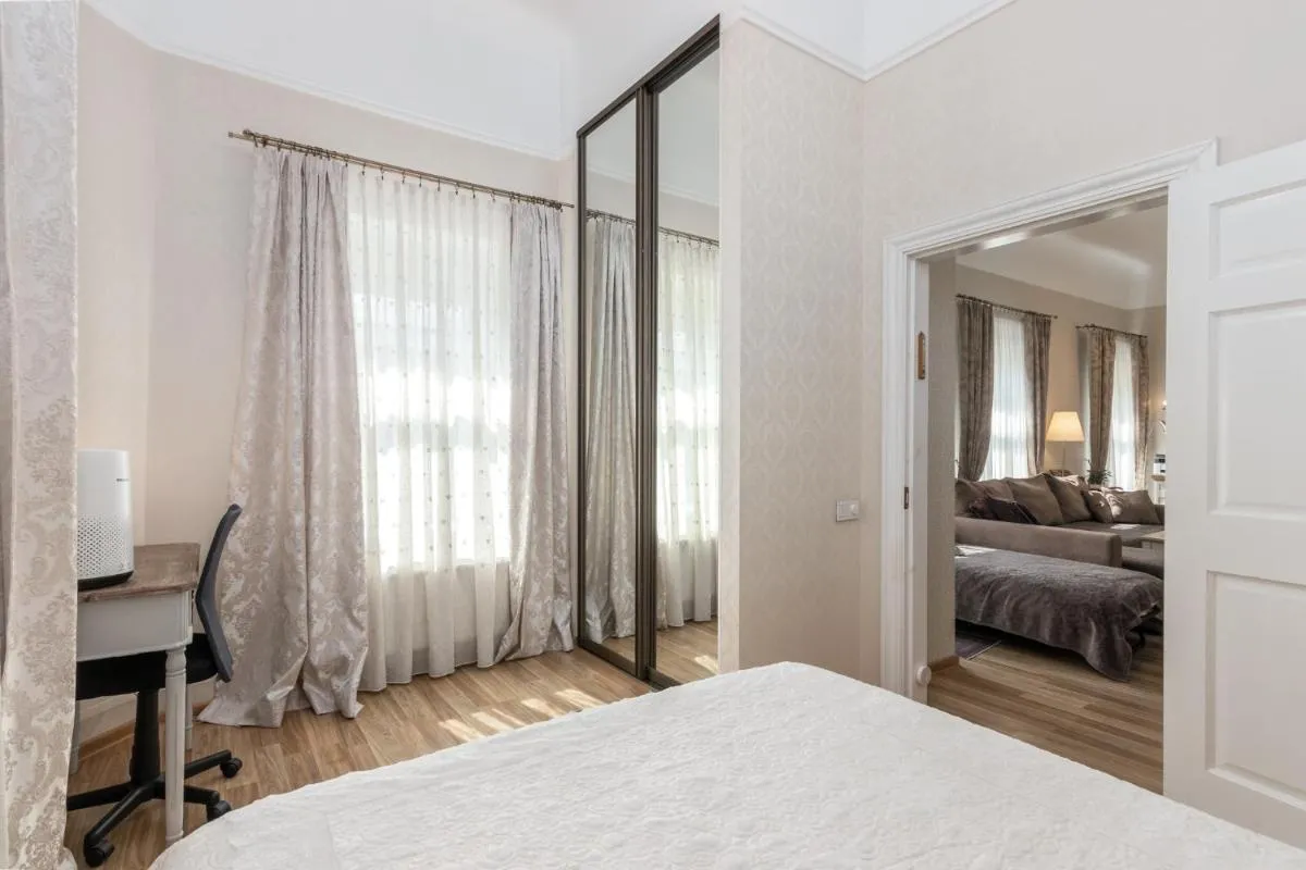 Image 6 of Central, Spacious, Elegant Apartment – Free Private Parking!