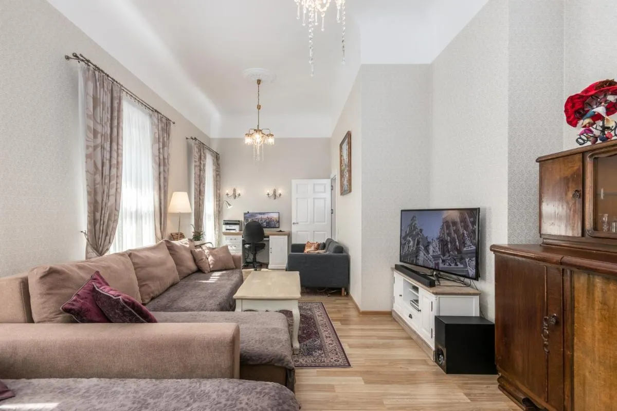 Image 4 of Central, Spacious, Elegant Apartment – Free Private Parking!