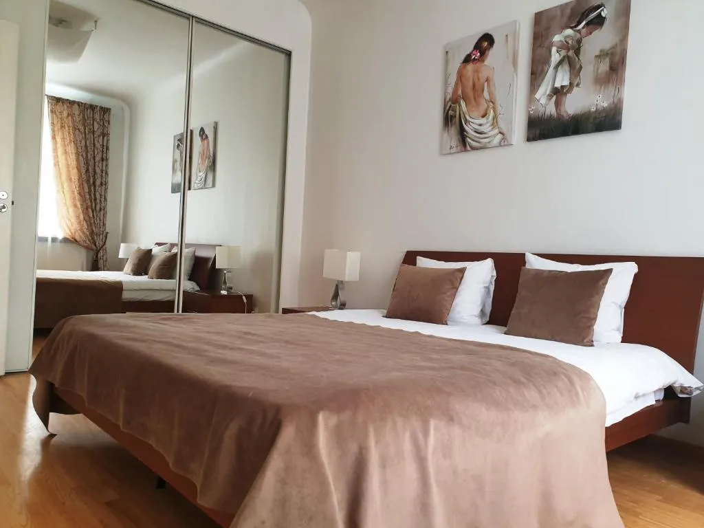 City Inn Riga App 2026 renovated, Town Hall view with parking