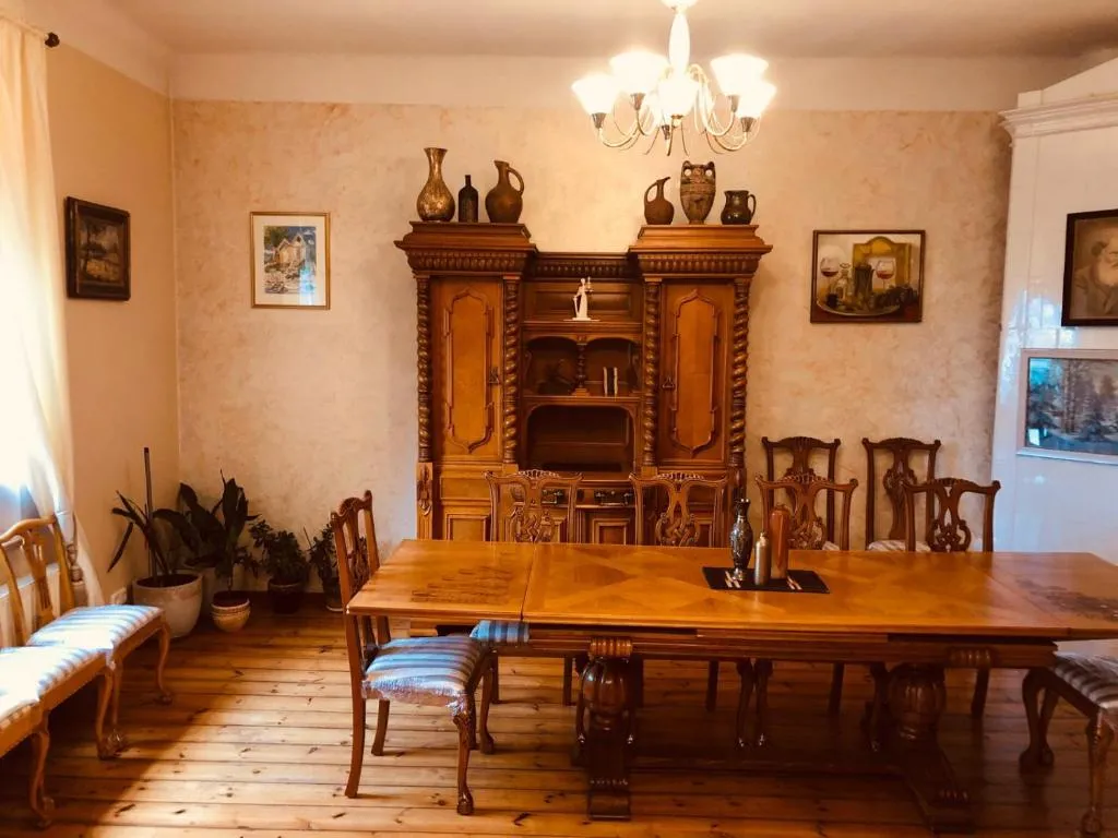 Image of Classical large apartment on Alberta street, FREE PARKING