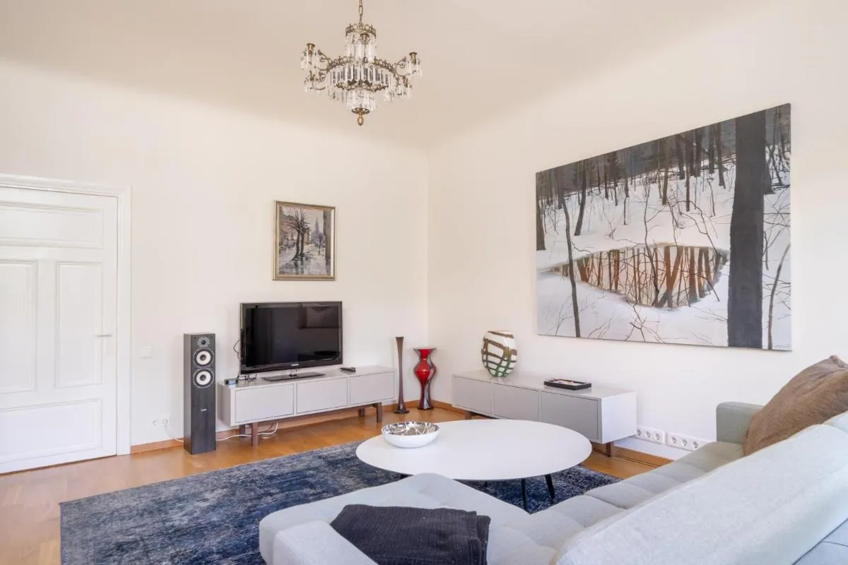 Image 6 of Elegant and spacious apartment