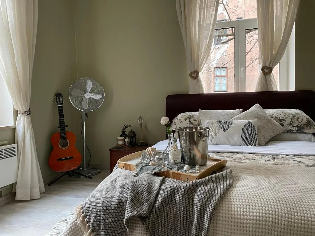 Exquisite & Steps to center 1Br Apt with Free Parking