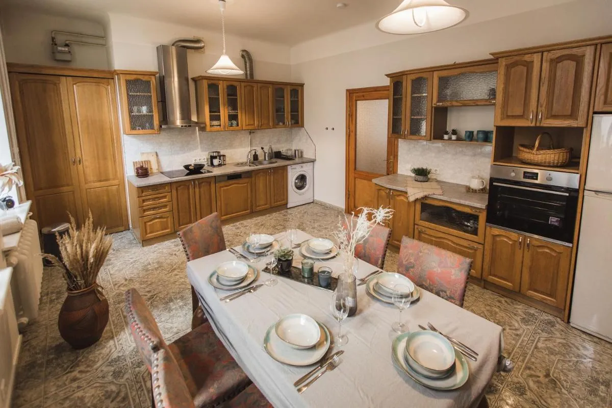 Photo 4 of Large 6-Bedroom Apartment for Groups – Gertrudes Street