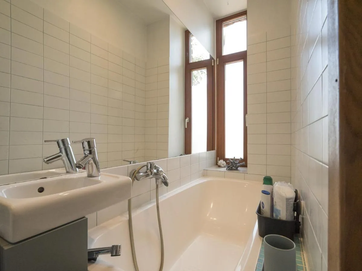 Image 2 of Midcentury modern, quiet, 40m studio with bath