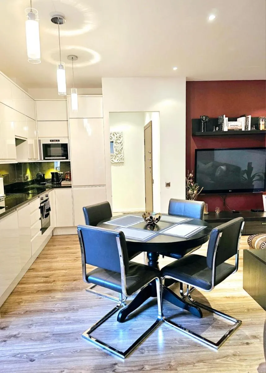 Image 3 of Modern 2 bedroom apartment in the city centre