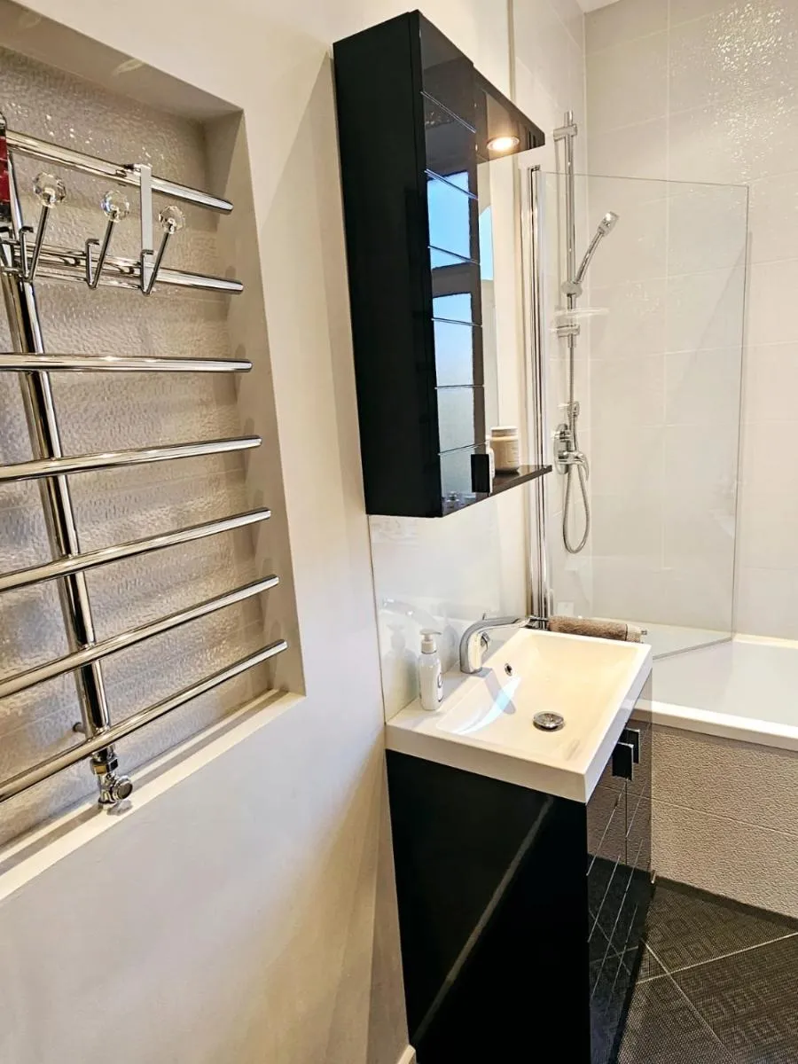 Image 5 of Modern 2 bedroom apartment in the city centre