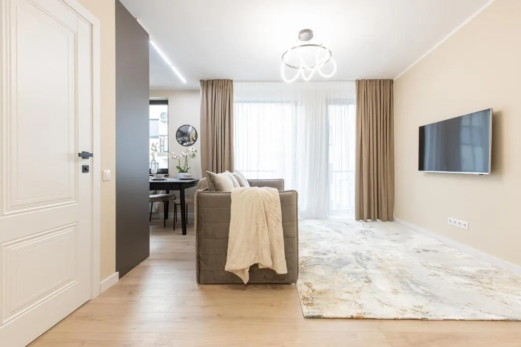 Modern City Studios In Town Centre – Lift, Self Check-in, AirCon & Smart TV