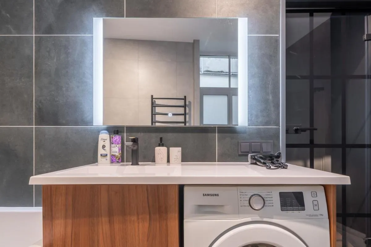 Image 6 of Old Town stylish studio with spacious bathroom