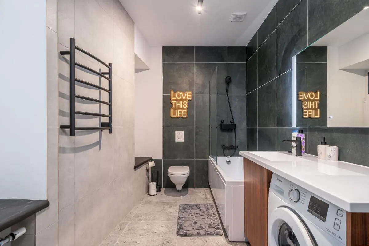Image 2 of Old Town stylish studio with spacious bathroom