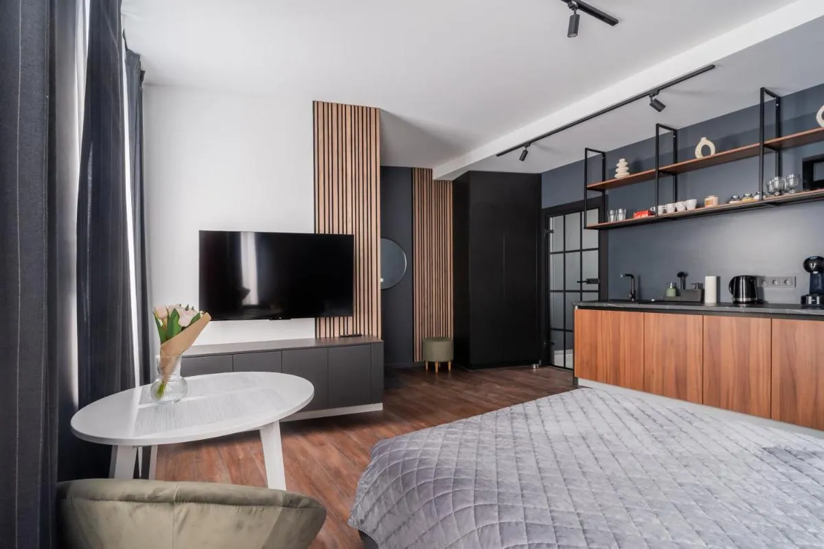 Image 4 of Old Town stylish studio with spacious bathroom