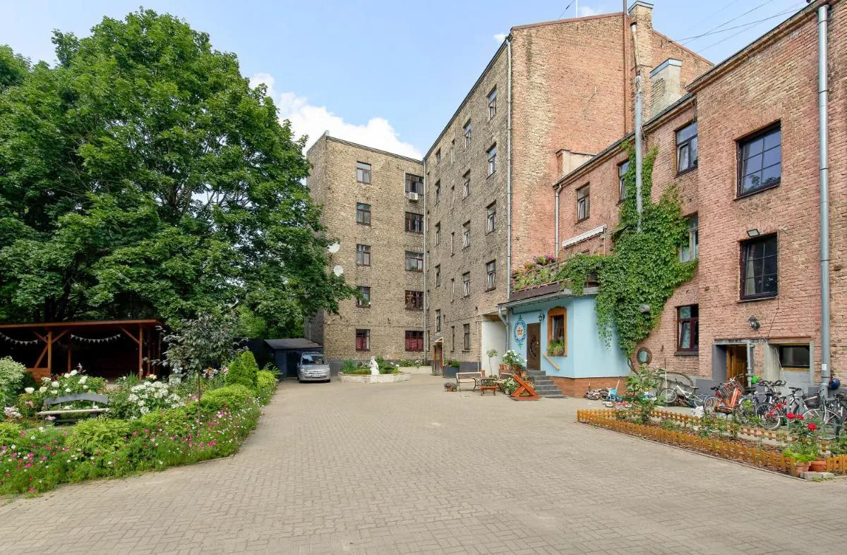 Image 5 of Quiet garden deluxe apartment