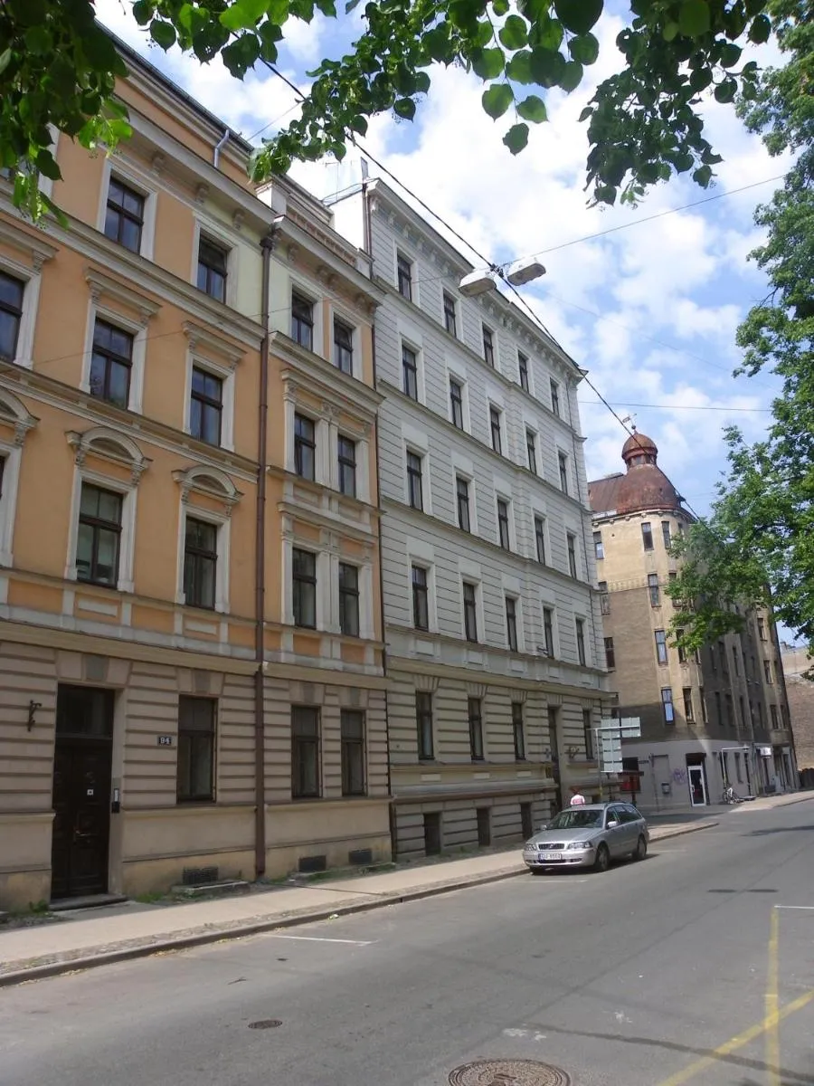 Image 4 of Spacious city apartment with balcony