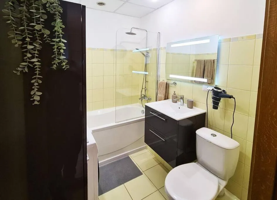 Image 2 of Stylish apartment with parking & spacious balcony