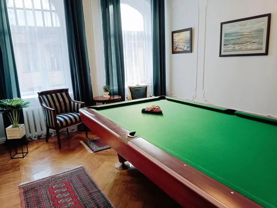 Image 4 of Unique Spacious Classic 3 bedroom Midtown Apartment ! BILLIARD room !