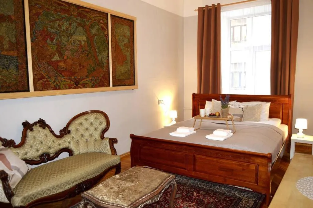 Image 6 of Unique Spacious Classic 3 bedroom Midtown Apartment ! BILLIARD room !