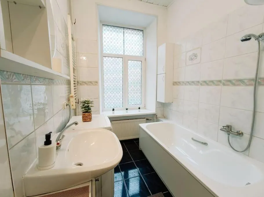 Image 5 of Unique Spacious Classic 3 bedroom Midtown Apartment ! BILLIARD room !