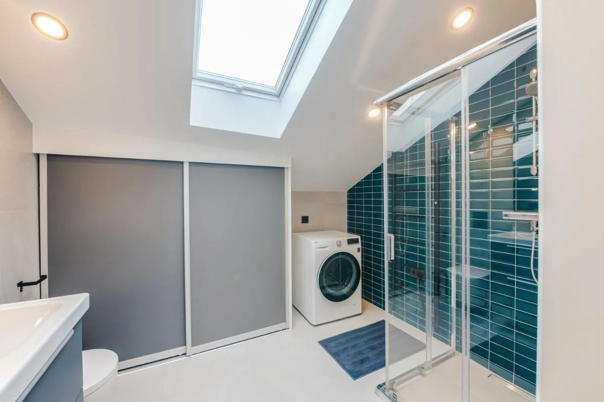 Image 2 of Big Design Apt – Sleeps 12 – Best Location