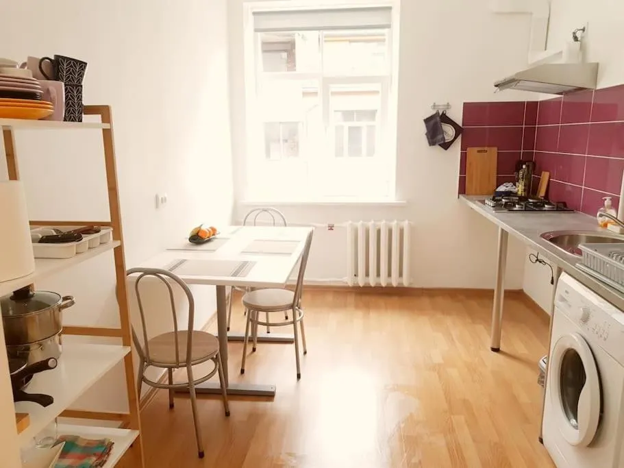 Image 2 of Bright spacious apartment with street parking