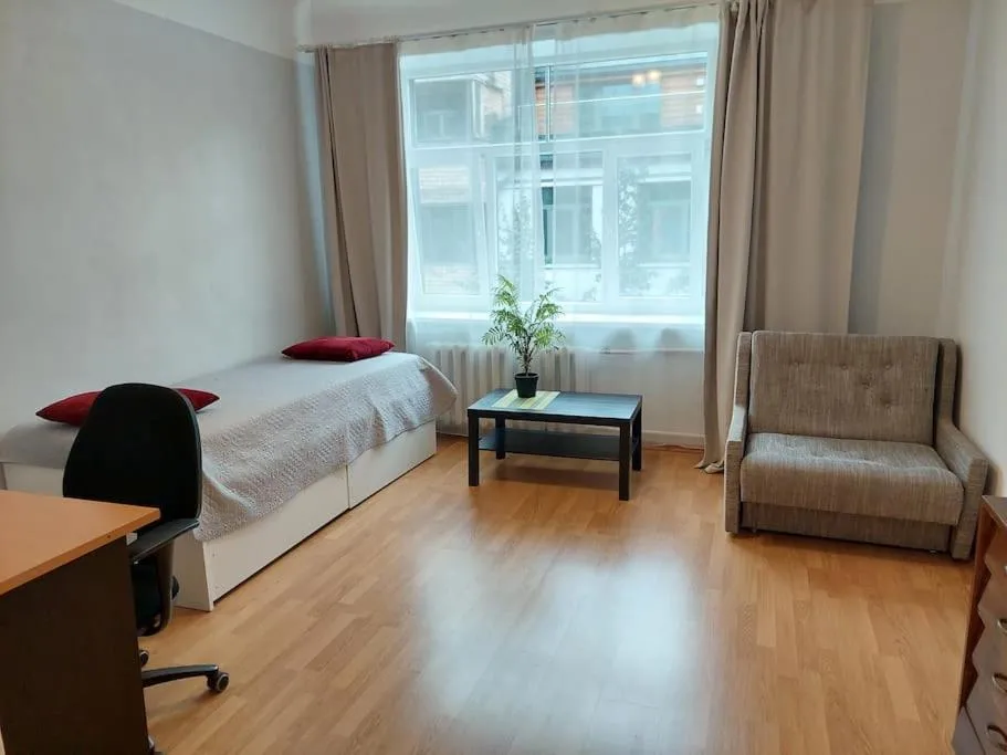 Image 4 of Bright spacious apartment with street parking