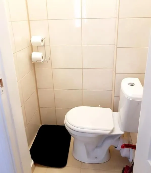 Image 5 of Bright spacious apartment with street parking