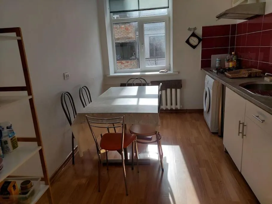 Image 6 of Bright spacious apartment with street parking