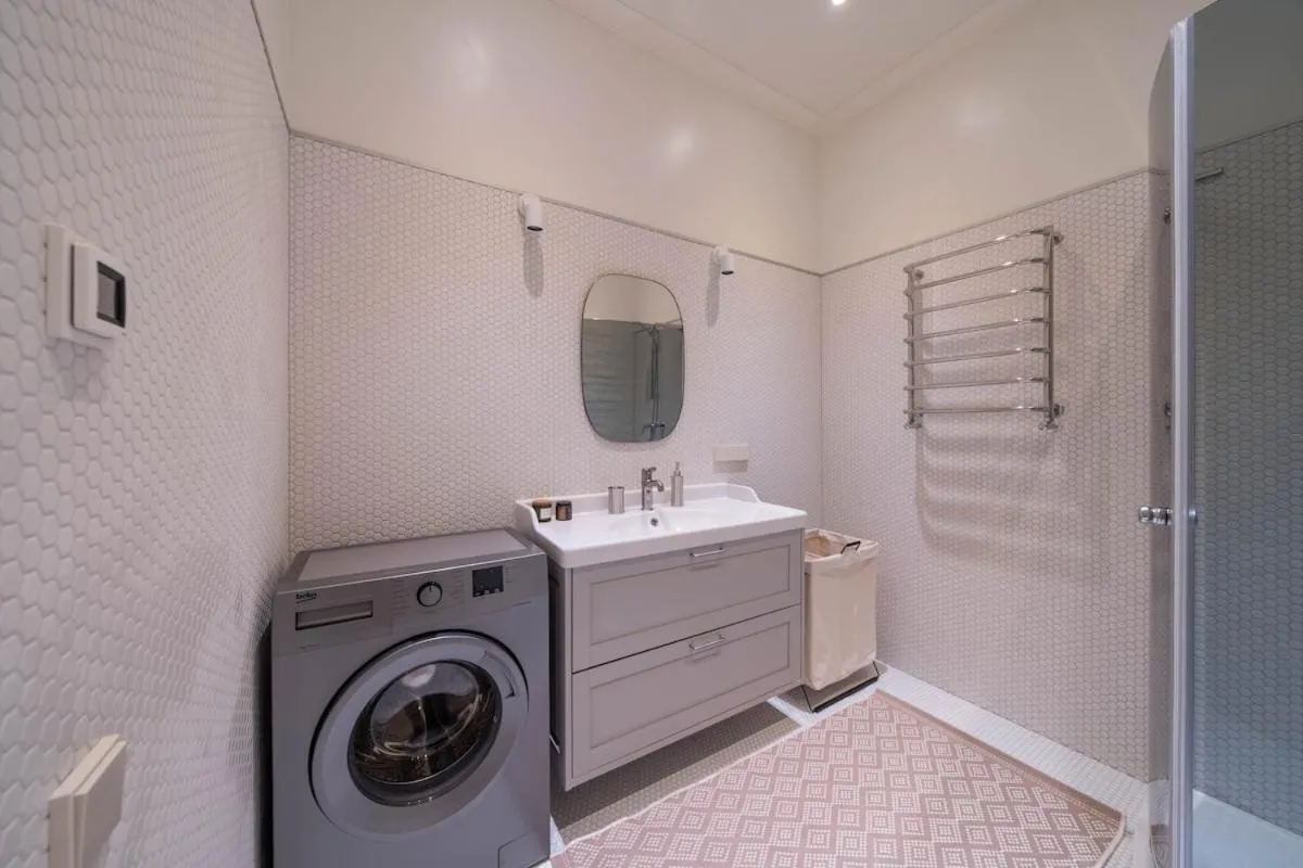 Image 4 of Charming flat with beautiful riverside views