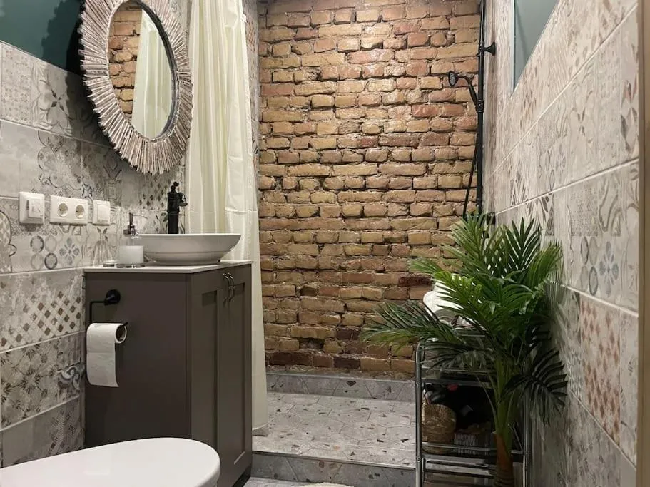 Image 2 of Elegant & Central 1Br w Free Parking – Sleeps 4