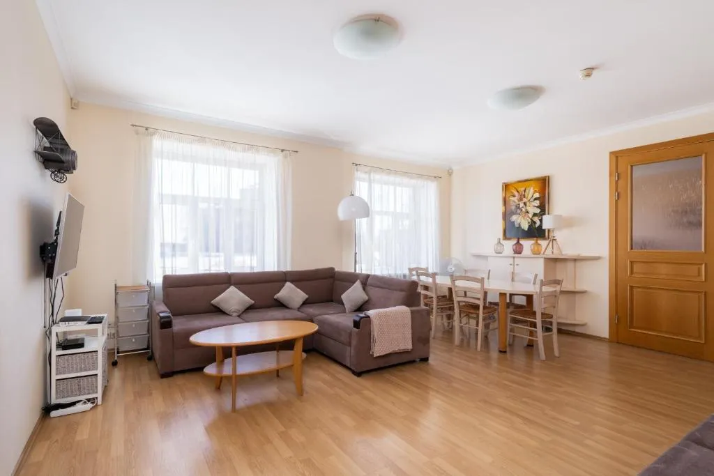 Image of Large 3BR Apartment with Balcony 5 min to Old Town by Tram