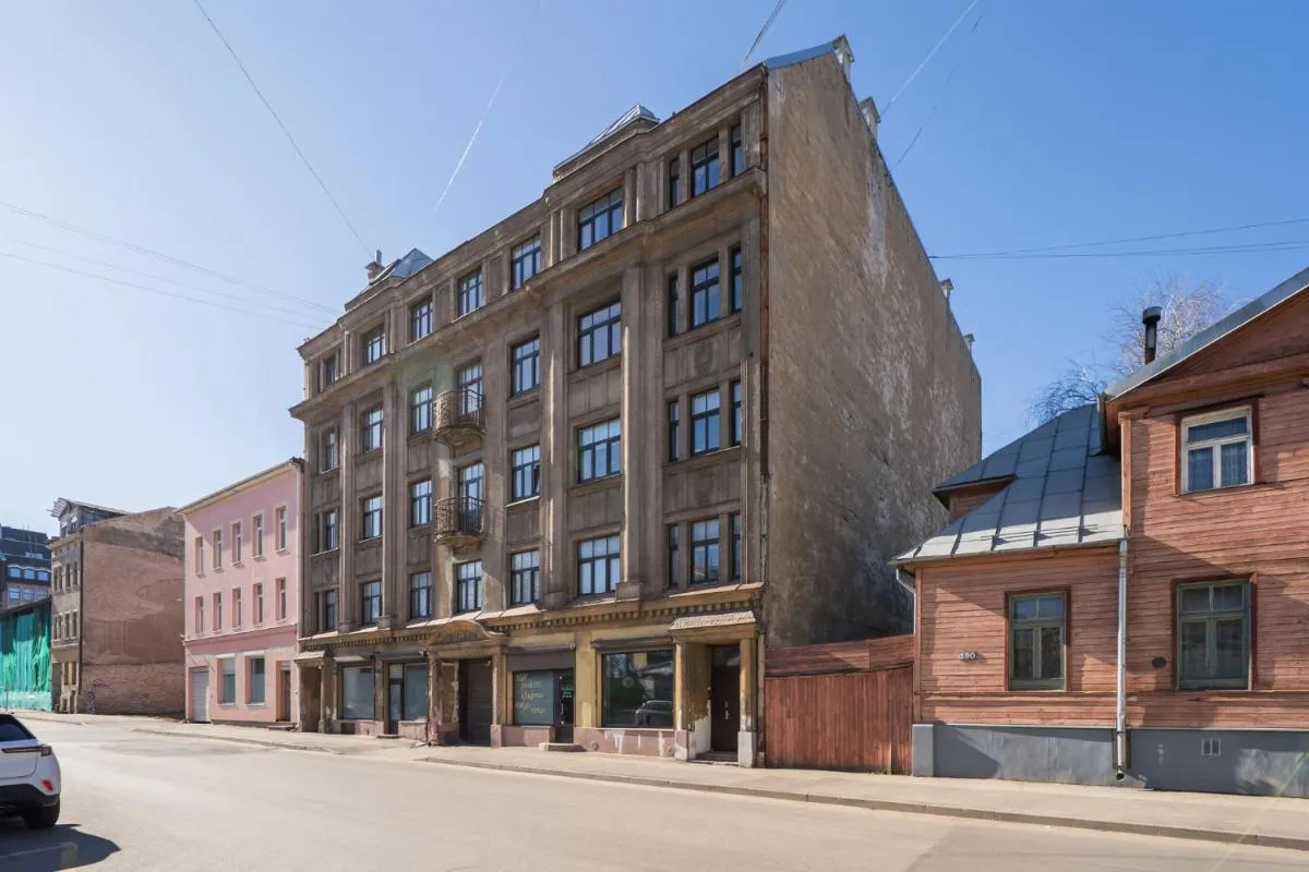 Image 5 of Large 3BR Apartment with Balcony 5 min to Old Town by Tram
