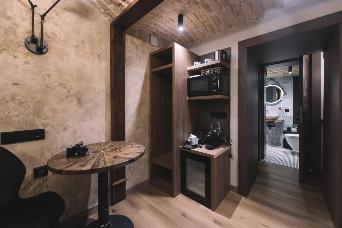 Image 3 of Photographer Rudolf’s Studio – ground floor with separate entrance