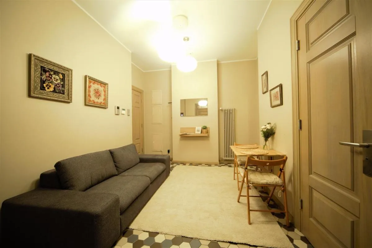 Image 3 of Quiet Old Town Apartment with Elevator Access