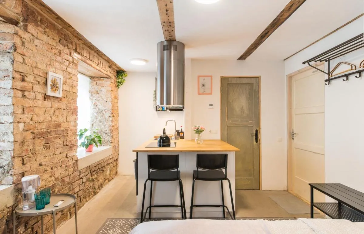 Image 3 of Quiet center studio with private parking