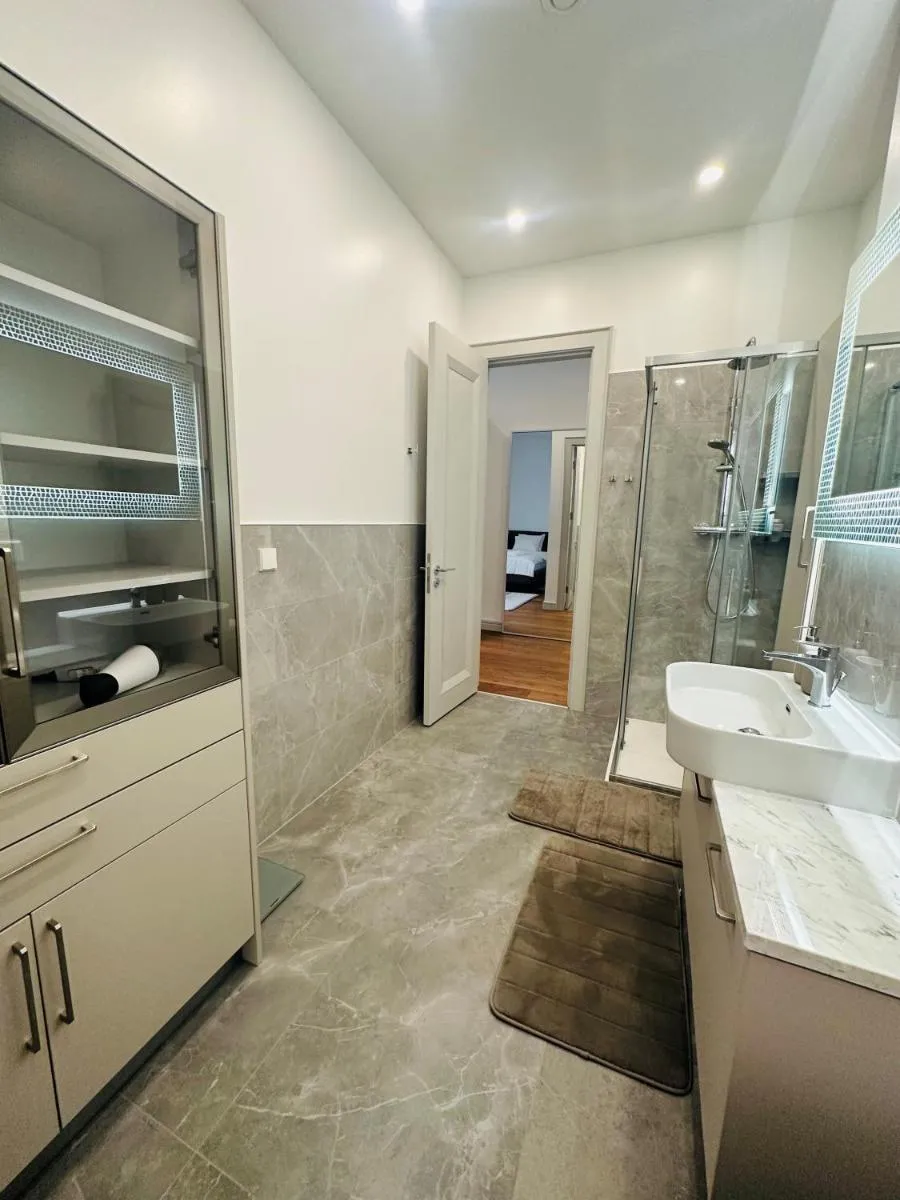 Image 4 of Spacious modern and central flat