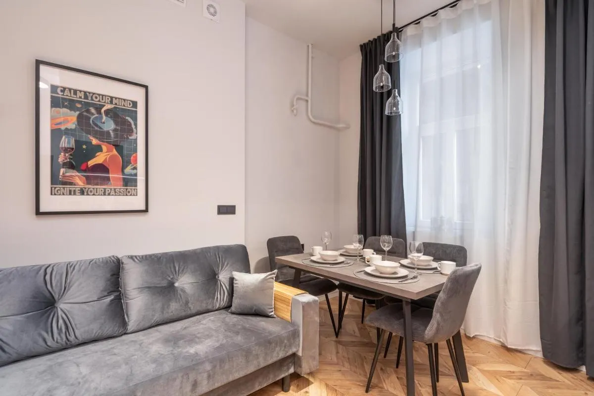 Image 3 of Stylish family 1 BR with working desk by Park and Top Restaurants