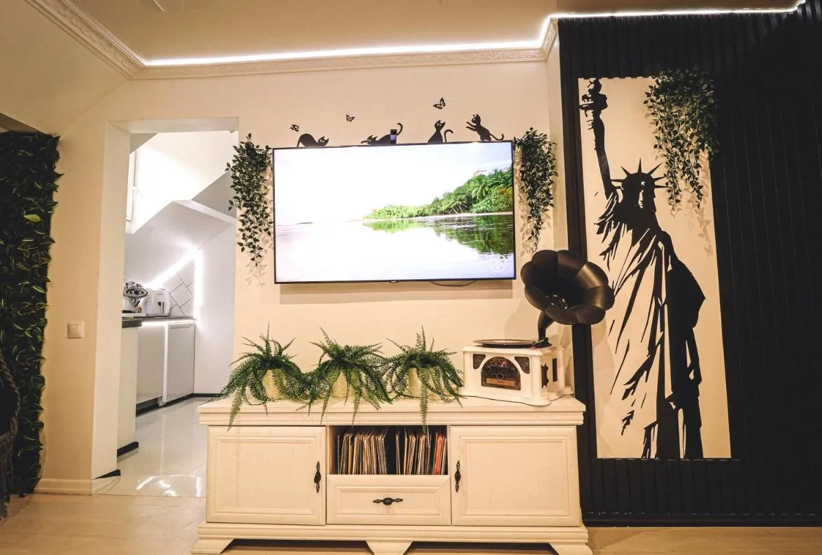 Image 5 of The Oasis – Retro Modern Vogue